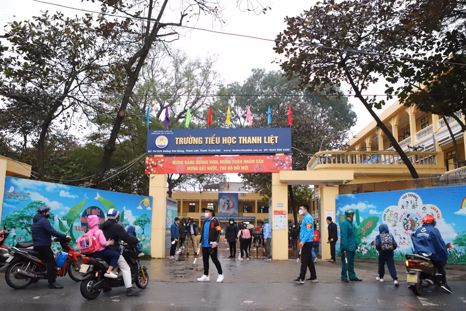7h sáng ngày 10/2, trường Tiểu học Thanh Liệt đón học sinh từ khối 2-5 trở lại trường học trực tiếp, 8 lớp khối một sẽ đi học vào buổi chiều cùng ngày. (Ảnh: Hoài Nam/ Vietnam+) 