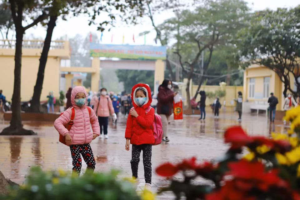 Đã rất lâu mới quay lại trường học trực tiếp, các bạn học sinh vui mừng khi được gặp lại thầy cô bạn bè. (Ảnh: Hoài Nam/ Vietnam+)