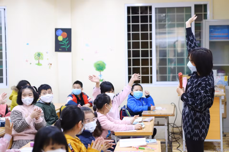 Tiết học đầu tiên nhiều niềm vui và phấn khởi với cô và trò trường tiểu học Thanh Liệt. Giáo viên chủ nhiệm chia sẻ thêm:’ Nhà trường cũng như giáo viên đã có phương án để bổ sung kiến thức cho học sinh sau khi học trực tuyến rất lâu.’ (Ảnh: Hoài Nam/ Vietnam+)