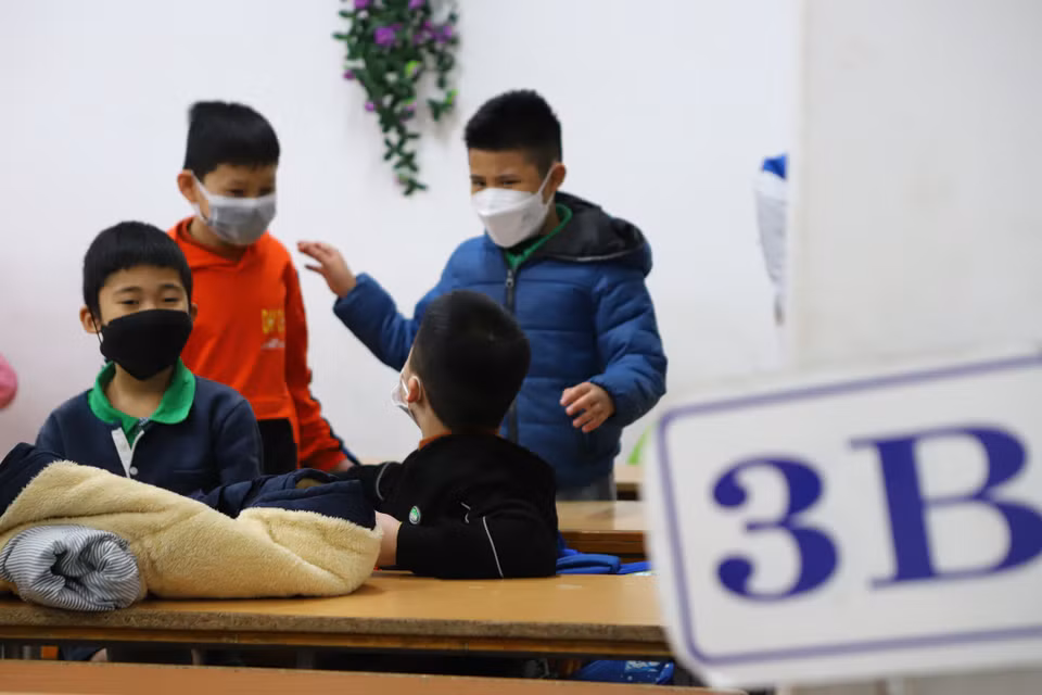 Các bạn học sinh lớp 3B Trường Tiểu học Thanh Liệt (Thanh Trì) vui vẻ trò chuyện sau một thời gian học trực tuyến không được gặp gỡ. (Ảnh: Hoài Nam/ Vietnam+)