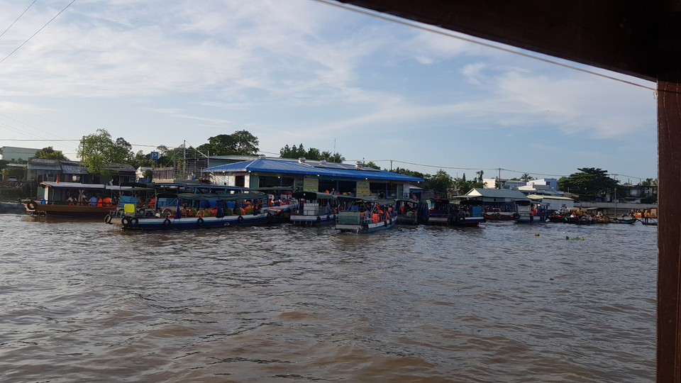 Nhiều khách du lịch tham quan chợ nổi Cái Răng. (Ảnh: Vietnam+)