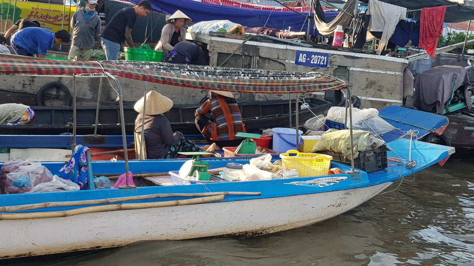 Nhiều người dân sinh sống ngay trên thuyền. (Ảnh: Vietnam+)