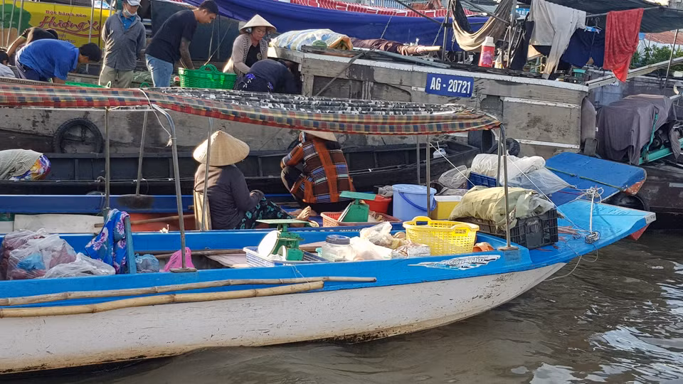 Nhiều người dân sinh sống ngay trên thuyền. (Ảnh: Vietnam+)