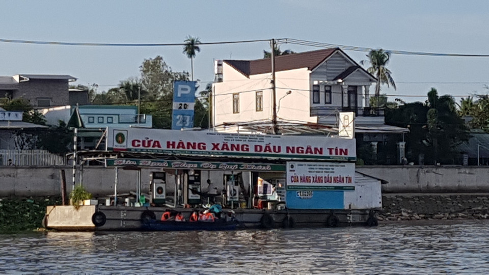 Cửa hàng xăng dầu được hình thành trên chợ nổi phục vụ các ghe thuyền. (Ảnh: Vietnam+)