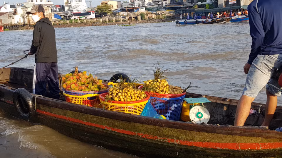 Tới Cần Thơ, du khách nên ghé chợ nổi Cái Răng bởi nơi đây mang đến trải nghiệm độc đáo về đời sống sông nước của người dân miền Tây. (Ảnh: Vietnam+)