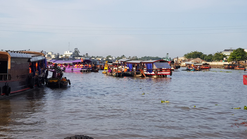 Trong lịch sử, chợ đã từng là nơi thu mua lúa gạo lớn nhất tại miền Tây của người Hoa Kiều. Sau này, bên cạnh việc bán các mặt hàng nông sản, chợ Cái Răng đã mở rộng kinh doanh ẩm thực, các món đồ gia dụng và những thứ thiết yếu cho cuộc sống trên sông. (Ảnh: Vietnam+)
