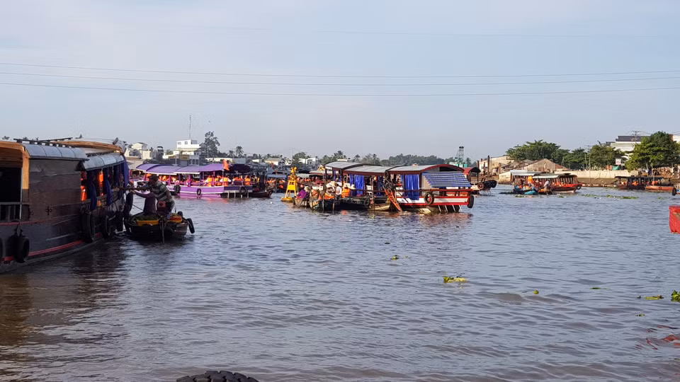 Trong lịch sử, chợ đã từng là nơi thu mua lúa gạo lớn nhất tại miền Tây của người Hoa Kiều. Sau này, bên cạnh việc bán các mặt hàng nông sản, chợ Cái Răng đã mở rộng kinh doanh ẩm thực, các món đồ gia dụng và những thứ thiết yếu cho cuộc sống trên sông. (Ảnh: Vietnam+)
