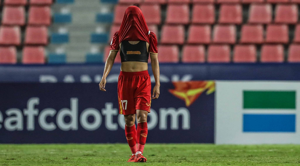 Khi trọng tài thổi còi kết thúc trận đấu với U23 Triều Tiên, các cầu thủ U23 Việt Nam thất thần và không giấu nổi nỗi buồn sau thất bại. (Ảnh: Vietnam+)