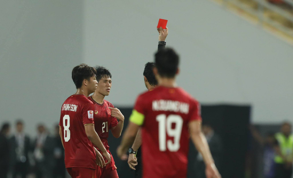 Trước đó, khi trận đấu chỉ còn ít phút, Đình Trọng đã phải rời sân sớm vì phải nhận thẻ đỏ gián tiếp. Trung vệ này vội vã chạy vào đường hầm trong nỗi thất vọng. (Ảnh: Vietnam+)