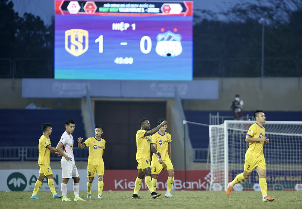 Màn trình diễn của Quế Ngọc Hải và đồng đội trước Hoàng Anh Gia Lai làm thỏa mãn khán giả nhà. (Ảnh: PV/Vietnam+)