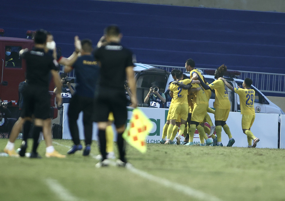 Hai bàn thắng được ghi nhờ công của hậu vệ Phạm Xuân Mạnh và tiền vệ Phan Văn Đức trong thế trận nghiêng về phía đội chủ nhà Sông Lam Nghệ An. (Ảnh: PV/Vietnam+)