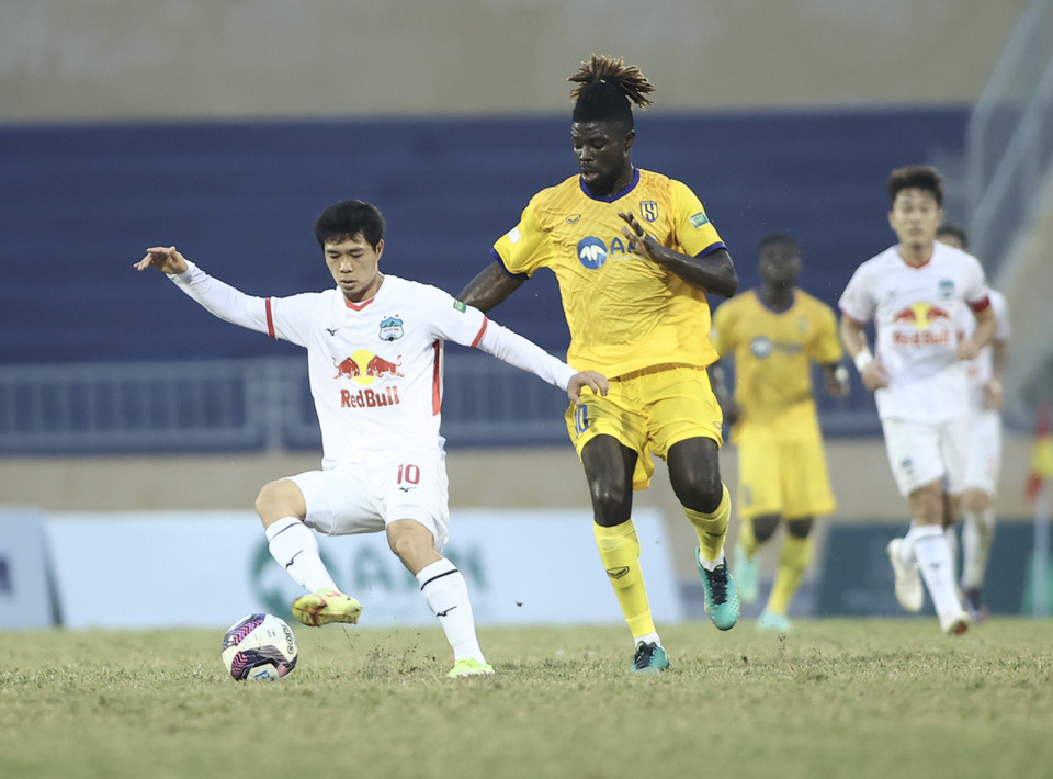 Trái ngược với lối chơi nhiệt huyết và hiệu quả bên phía đội chủ nhà, Hoàng Anh Gia Lai tiếp tục thể hiện bộ mặt bạc nhược dù tung ra đội hình mạnh. (Ảnh: PV/Vietnam+)