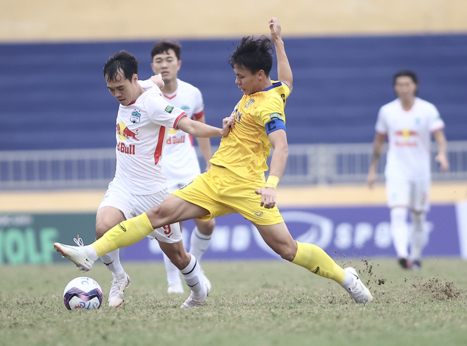 Tiền đạo Công Phượng, Văn Toàn đá chính ngay từ đầu đã không thể tạo được cơ hội đáng kể trước hàng thủ Sông Lam Nghệ An được chỉ huy bởi Quế Ngọc Hải. (Ảnh: PV/Vietnam+)