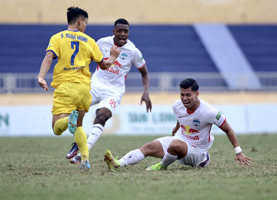 Trận đấu giữa Sông Lam Nghệ An diễn ra quyết liệt với nhiều pha vào bóng từ cả hai đội nhưng không quá căng thẳng. Cầu thủ hai đội đều hiểu rõ nhau khi cùng thi đấu tại đội tuyển Việt Nam. (Ảnh: PV/Vietnam+)