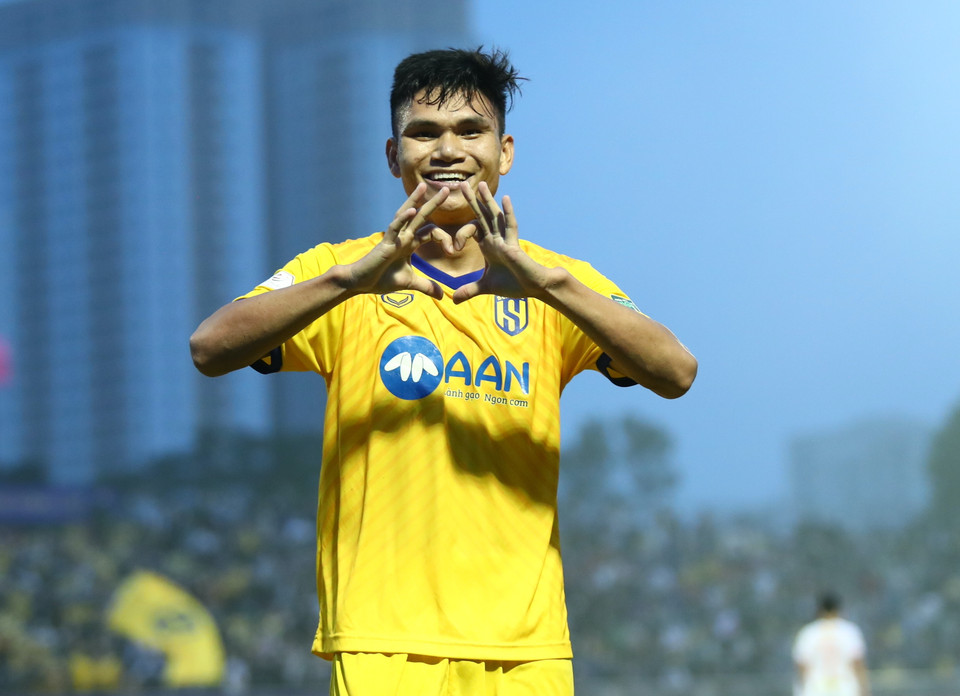 Hậu vệ Phạm Xuân Mạnh mở tỷ số trận đấu ở phút 45+1 bằng pha đánh đầu hiểm hóc, qua đó giúp Sông Lam Nghệ An chơi hưng phấn, chiếm ưu thế trước Hoàng Anh Gia Lai chỉ có lối chơi đơn điệu. (Ảnh: PV/Vietnam+)