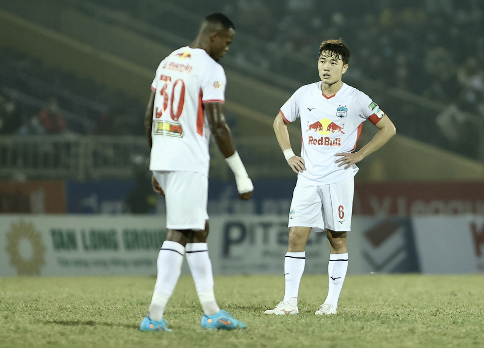 Ngoại binh Brandao và hàng tiền vệ gồm Minh Vương, Xuân Trường cũng không hiệu quả dù có nhiều không gian chơi bóng. (Ảnh: PV/Vietnam+)