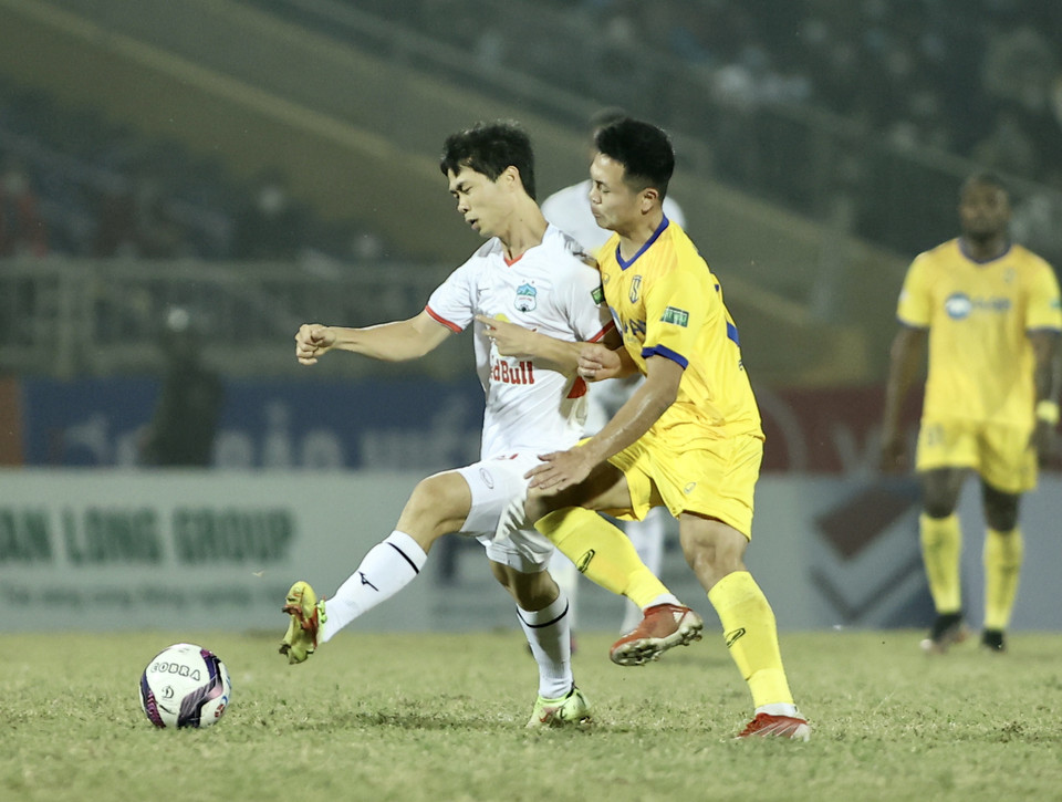Hoàng Anh Gia Lai một lần nữa gây thất vọng khi chưa giành chiến thắng ở mùa giải này sau 3 vòng đấu đầu tiên, vì thế tụt xuống nửa dưới trên bảng xếp hạng V-League 2022. (Ảnh: PV/Vietnam+)