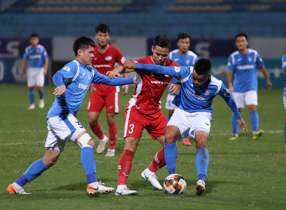 Vì thế, hai đội đều tự tin triển tấn công và tạo thế trận cân bằng, hấp dẫn từ những phút đầu tiên. (Ảnh: Hiển Nguyễn/Vietnam+)