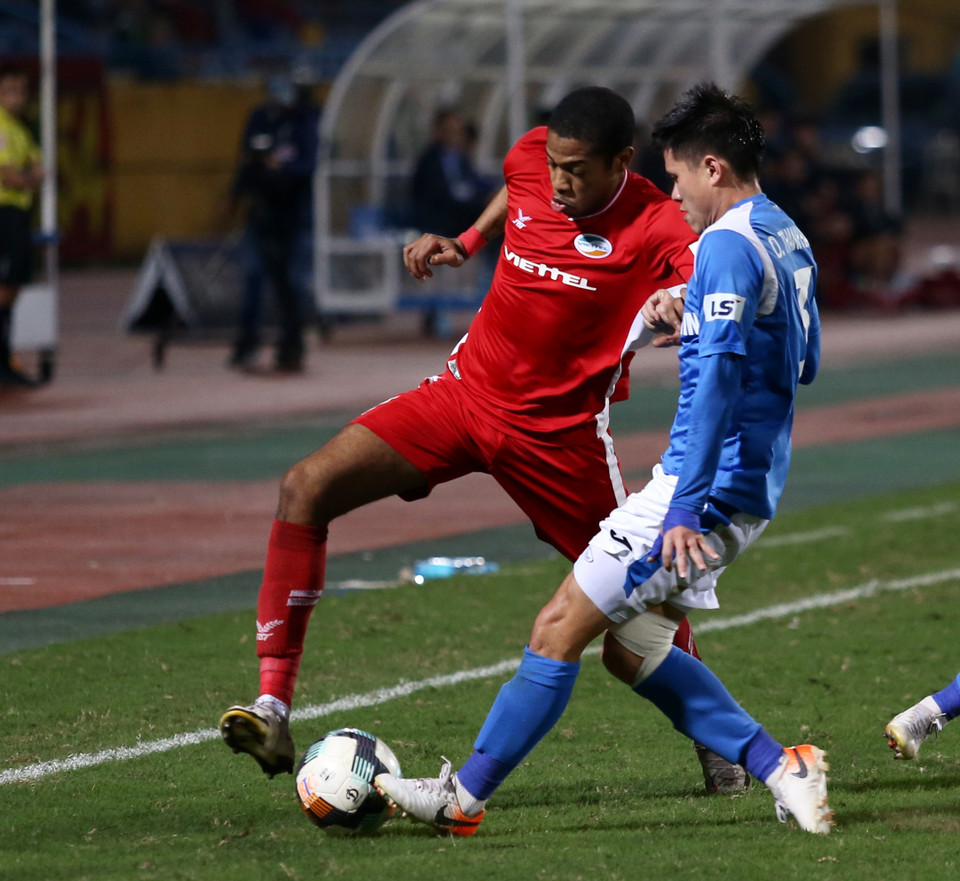 Nhưng một lần nữa đội bóng quân đội giữ vững chiến thắng theo kịch bản quen thuộc là dẫn bàn và phòng ngự chặt chẽ. Hàng thủ được chỉ huy bởi Quế Ngọc Hải, Bùi Tiến Dũng khiến các chân sút đối phương vô hại. (Ảnh: Hiển Nguyễn/Vietnam+)