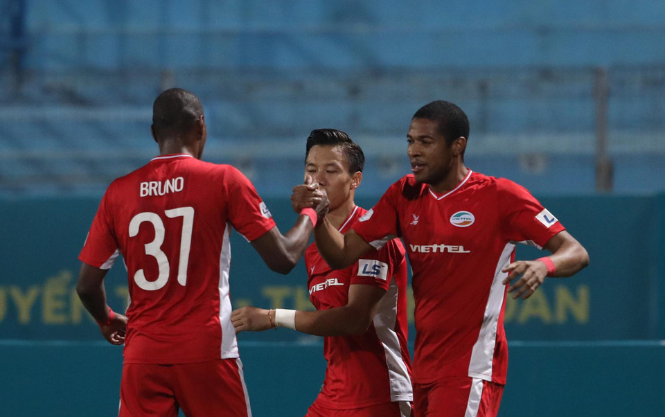 Tỷ số 1-0 được sau 90 phút giúp Viettel vững vàng dẫn đầu V-League 2020 khi chỉ còn một trận đấu trước mắt. Đội bóng này gần như đang 'chạm một tay' vào chức vô địch. (Ảnh: Hiển Nguyễn/Vietnam+)