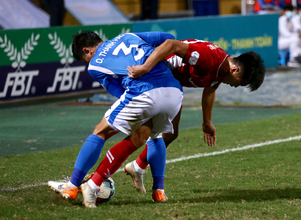 Tốc độ trận đấu được đẩy cao hơn trong hiệp hai khi đội khách dồn ép và tạo sóng gió trước khung thành Viettel. (Ảnh: Hiển Nguyễn/Vietnam+)