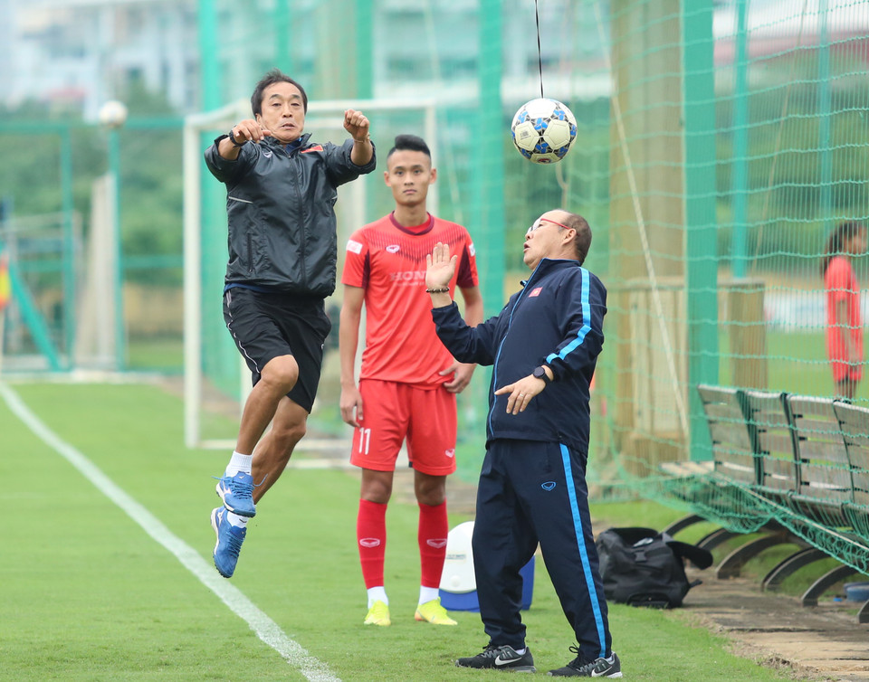 Trợ lý Lee Young-jin phải thực hiện mẫu động tác khi cầu thủ liên tục làm sai. (Ảnh: Hiển Nguyễn/Vietnam+)