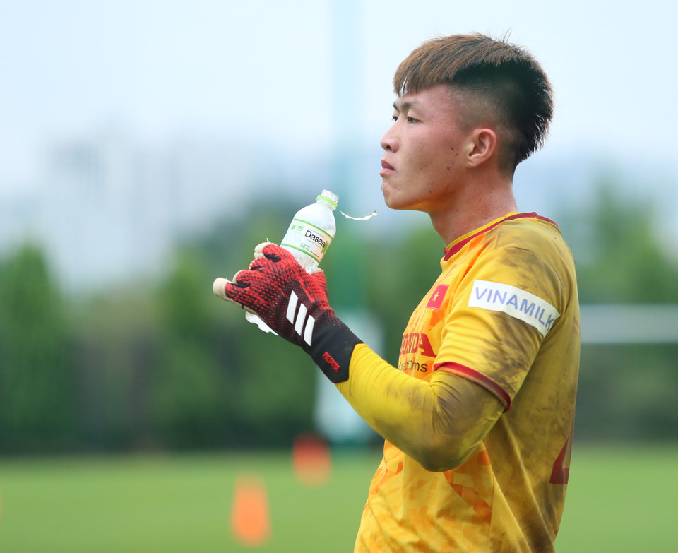 Sau khoảnh 30 phút tập luyện căng thẳng, thầy Park mới cho nhóm thủ môn và trung vệ này hội cùng những cầu thủ còn lại ở U22 Việt Nam để tập luyện chung. (Ảnh: Hiển Nguyễn/Vietnam+)