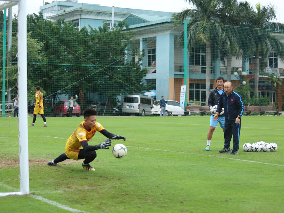 Sau đó, thầy Park tiếp tục gây khó dễ với các thủ môn trước khung thành. Nhóm này chỉ gồm ba người, không có thủ thành Văn Toản. (Ảnh: Hiển Nguyễn/Vietnam+)