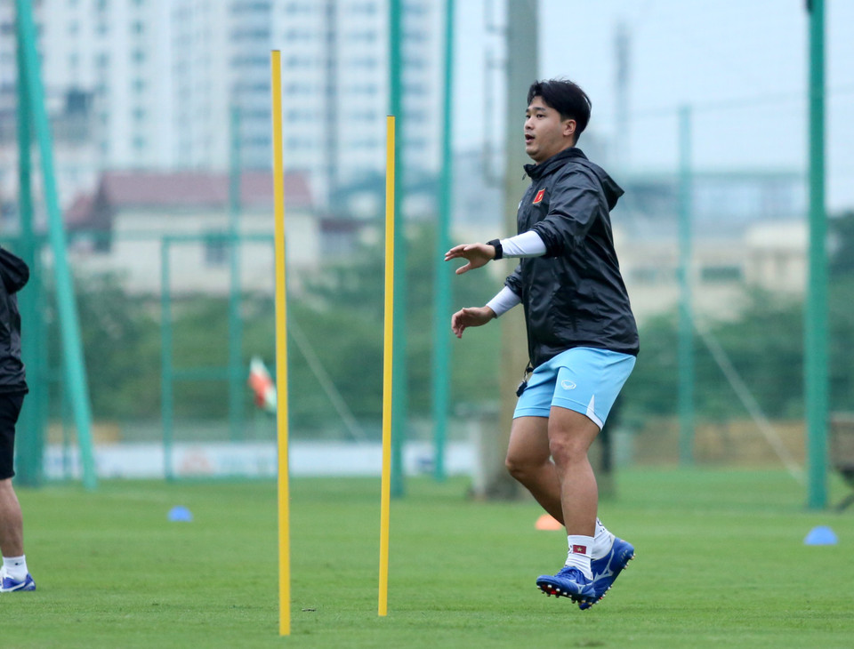 Với mục tiêu rèn thể lực và sức bền, trợ lý thể lực Park Sung Gyun hướng dẫn thực hiện bài tập ở phần lớn thời gian đầu buổi tập. (Ảnh: Hiển Nguyễn/Vietnam+)