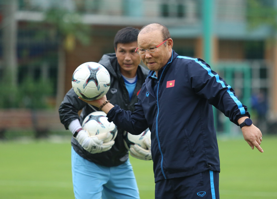 Ông Park thay trợ lý ném bóng để thủ môn luyện phản xạ. Huấn luyện viên trưởng U22 Việt Nam ném mạnh và nhanh nên gây không ít khó dễ. (Ảnh: Hiển Nguyễn/Vietnam+)