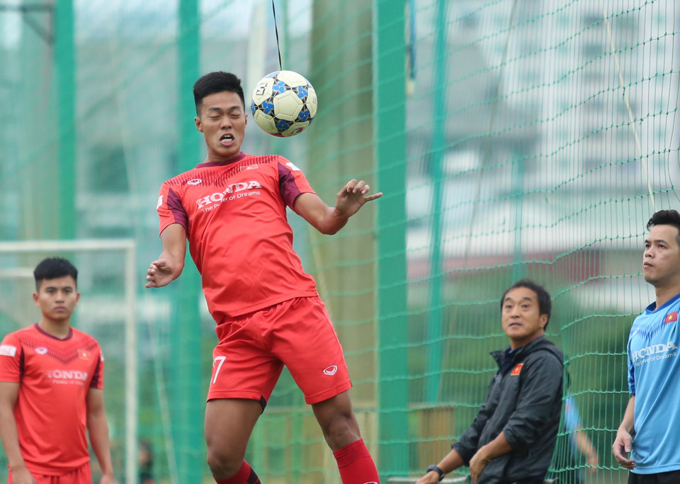 Huấn luyện viên Park Hang-seo tiếp tục gây thách thức với dàn cầu thủ U22 Việt Nam bằng cường độ tập luyện cao cùng nhiều bài tập khó ở buổi tập chiều 3/11. (Ảnh: Hiển Nguyễn/Vietnam+)