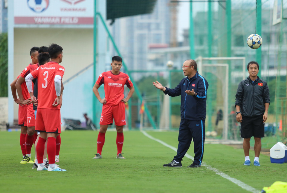 Theo lịch, U22 Việt Nam bắt đầu tập luyện lúc 16 giờ 30 chiều. Nhưng trước đó 30 phút, huấn luyện viên Park Hang-seo đã cho nhóm thủ môn và trung vệ ra sân tập. (Ảnh: Hiển Nguyễn/Vietnam+)