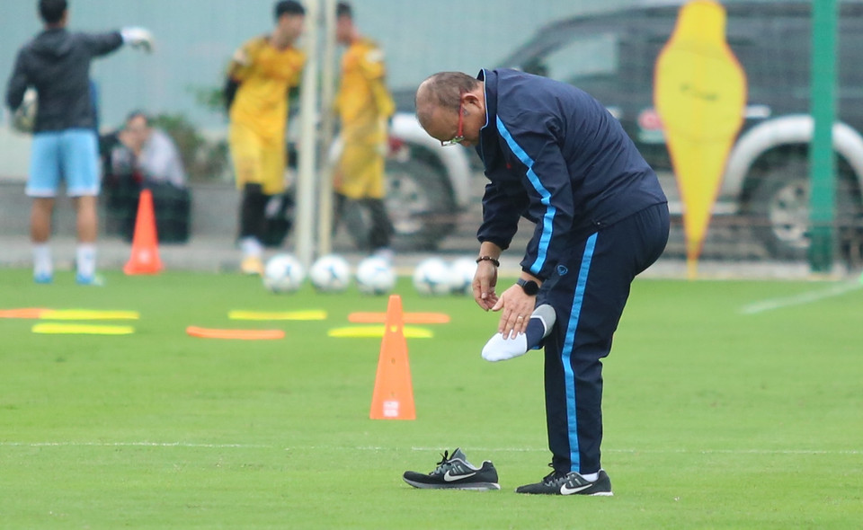 Huấn luyện viên Park Hang-seo ngày một khắt khe với U22 Việt Nam. Trong ảnh, ông bị tuột giày trong lúc hướng dẫn cầu thủ. (Ảnh: Hiển Nguyễn/Vietnam+)
