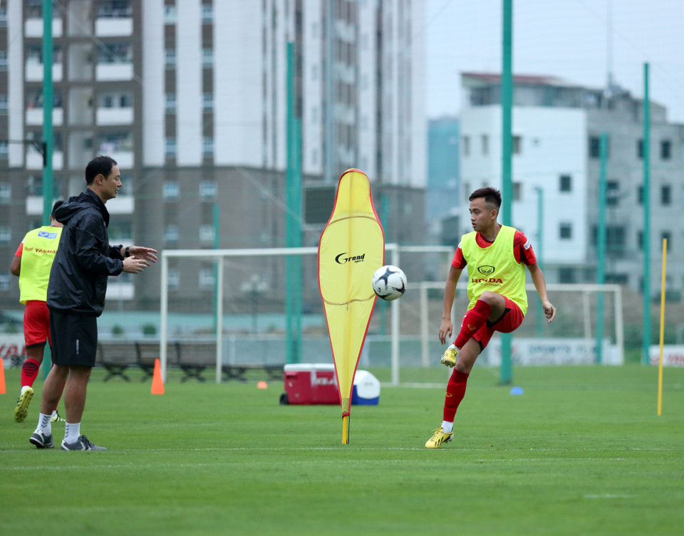 Cho tới gần cuối buổi tập chiều 3/11, U22 Việt Nam mới tập luyện nhiều với bóng và tham gia bài tập '1 đối 1.' (Ảnh: Hiển Nguyễn/Vietnam+)