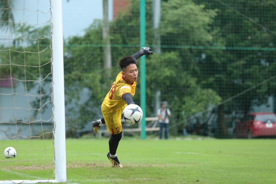 Mỗi lần tập, thủ môn phải đối mặt với 4 cú ném nhanh liên tiếp lần lượt vào góc trên và dưới của hai bên trái phải khung thành. (Ảnh: Hiển Nguyễn/Vietnam+)