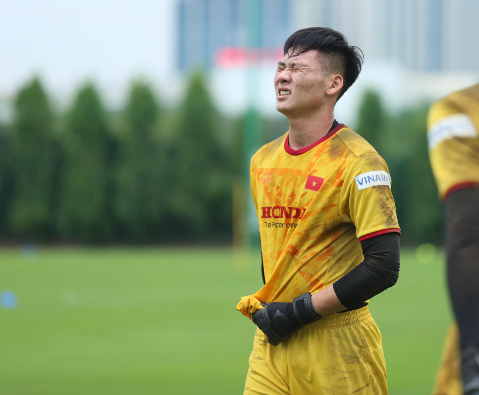 Sau nhiều lần như vậy, dàn thủ môn U22 Việt Nam đã phải thở dốc, nhăn nhó vì mệt mà chưa hoàn thiện tốt bài tập khó. (Ảnh: Hiển Nguyễn/Vietnam+)