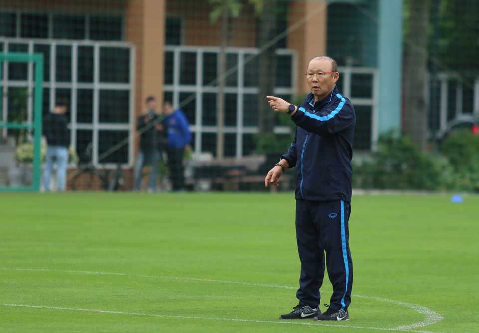 Giống như buổi tập hôm qua (2/11), huấn luyện viên Park Hang-seo khắt khe với cầu thủ và liên tục lớn tiếng. (Ảnh: Hiển Nguyễn/Vietnam+)