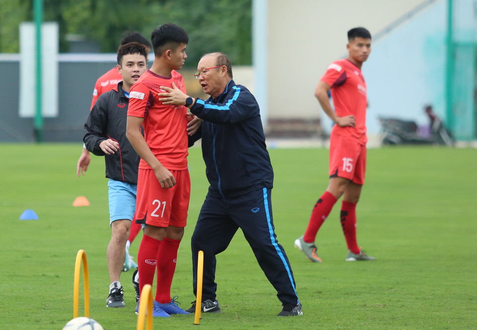 Ban huấn luyện U22 Việt Nam yêu cầu trung vệ phải thực hiện chuẩn xác từng động tác bóng nên gây không ít khó dễ. (Ảnh: Hiển Nguyễn/Vietnam+)