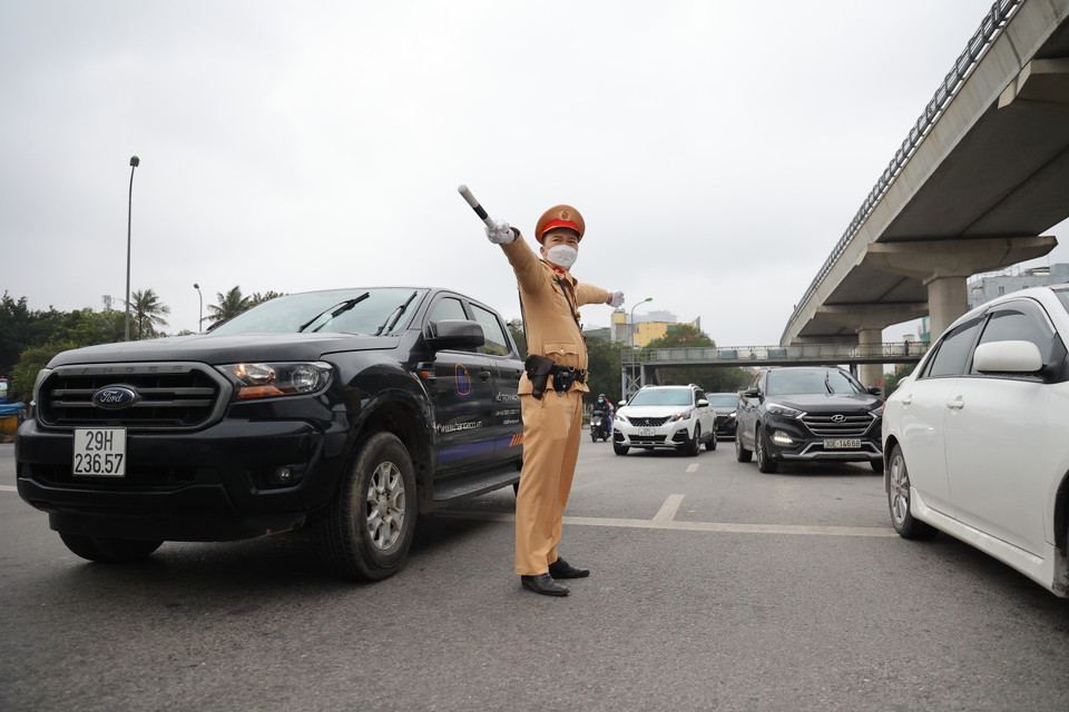 Đại Úy Nguyễn Mạnh Tuấn - Cán bộ quản lý Đội Cảnh sát Giao Thông số 6 cho biết: ‘Do đặc thù mỗi địa phương có thời gian nghỉ Tết khác nhau nên người dân đã chủ động sắp xếp thời gian về quê từ sớm.’ (Ảnh: PV/Vietnam+)