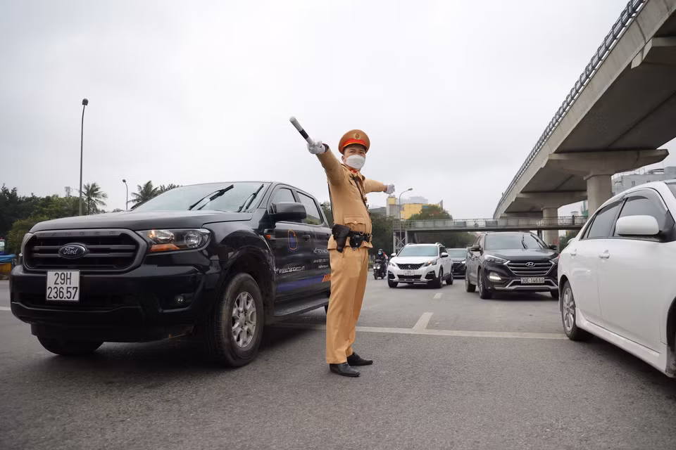 Đại Úy Nguyễn Mạnh Tuấn - Cán bộ quản lý Đội Cảnh sát Giao Thông số 6 cho biết: ‘Do đặc thù mỗi địa phương có thời gian nghỉ Tết khác nhau nên người dân đã chủ động sắp xếp thời gian về quê từ sớm.’ (Ảnh: PV/Vietnam+)