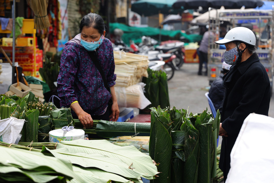 Cứ vào độ sát Tết, khoảng sau rằm tháng Chạp, khu chợ này bắt đầu tấp nập người mua kẻ bán. Những năm trước, số lượng lá dong xuất đi từ đây có thể lên tới hàng nghìn bó. Tuy nhiên năm nay, khu chợ buôn bán khá đìu hiu, lượng khách đến mua giảm mạnh. (Ảnh: Hoài Nam/Vietnam+)