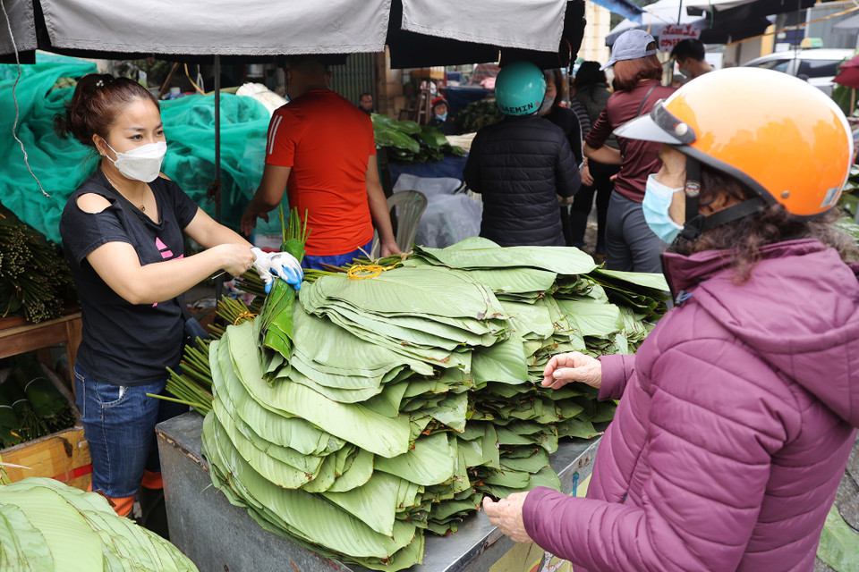 Năm nay đến mua đa phần là các khách lẻ mua để gói bánh trong gia đình. (Ảnh: Hoài Nam/Vietnam+)