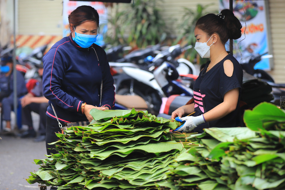 'Vì hàng về ít nên giá bán năm nay có loại gần gấp đôi so với những năm trước.' Một tiểu thương buôn lá dong tại đây chia sẻ. (Ảnh: Hoài Nam/Vietnam+)