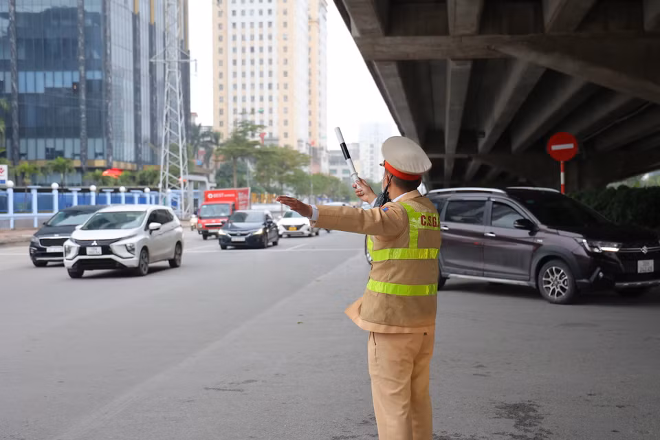 Những lỗi vi phạm phổ biến như xe khách dừng, đón trả khách sai quy định cũng giảm đáng kể so với những năm trước. (Ảnh: PV/Vietnam+)