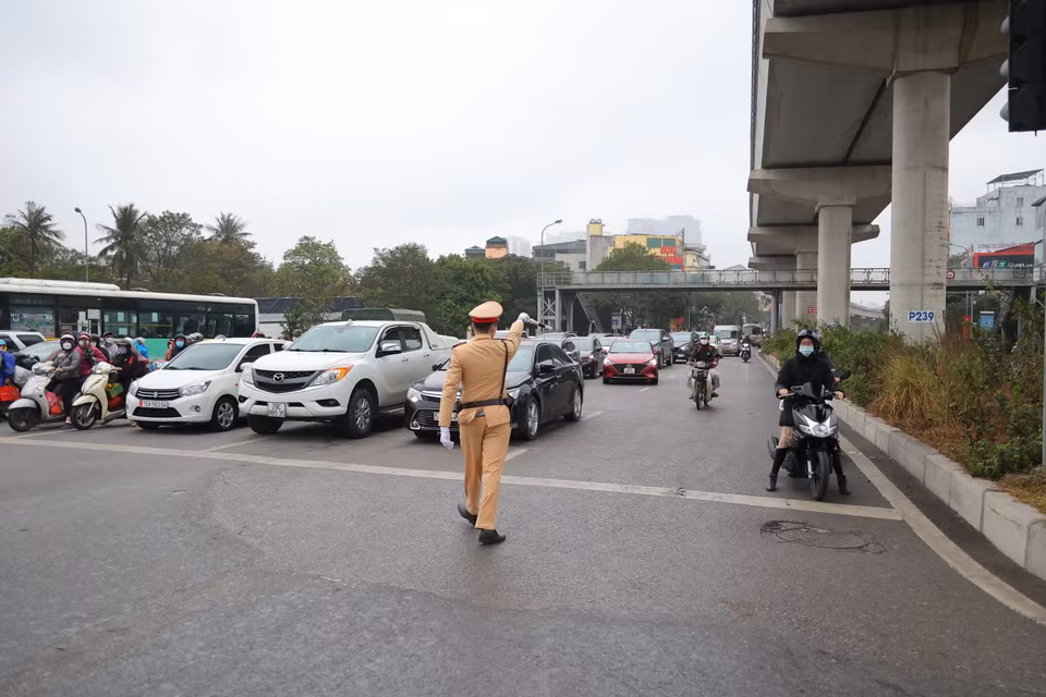 Năm nay, người dân chủ động lựa chọn các phương tiện cá nhân để di chuyển, vì vậy nên số lượng phương tiện công cộng như xe khách, xe buýt giảm nhiều so với mọi năm. (Ảnh: PV/Vietnam+)