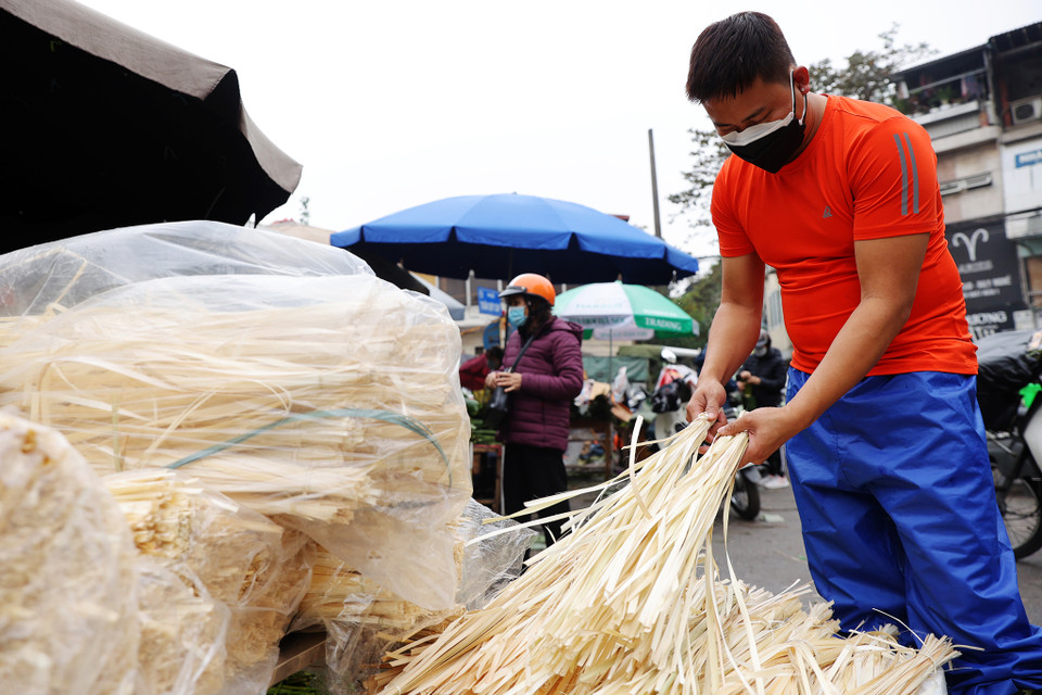Ngoài lá dong, tại đây bán cả lạt để gói bánh có giá từ 5-10 nghìn đồng một bó tùy theo số lượng. (Ảnh: Hoài Nam/Vietnam+)