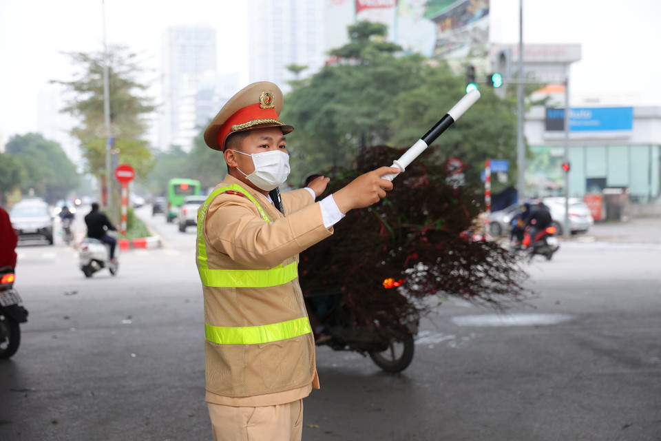 Để phòng ngừa và giải quyết ùn tắc giao thông dịp Tết Nguyên đán, Cục Cảnh sát giao thông, Bộ công an và các địa phương giáp ranh Hà Nội đã chủ động các phương án phân luồng từ xa, đảm bảo an toàn khu vực cửa ngõ ra vào Thủ đô. (Ảnh: PV/Vietnam+)