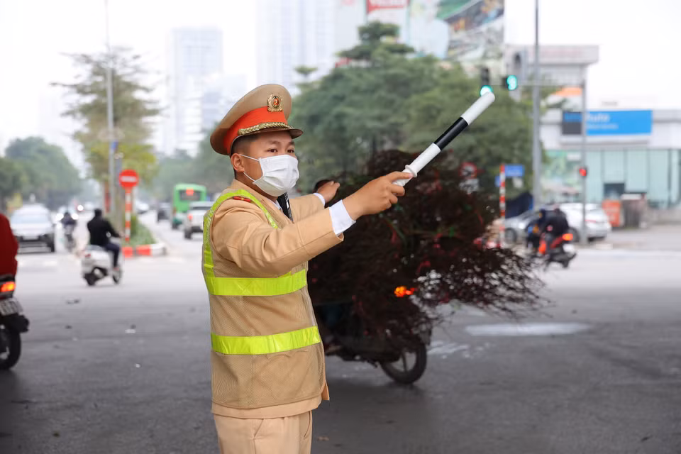 Để phòng ngừa và giải quyết ùn tắc giao thông dịp Tết Nguyên đán, Cục Cảnh sát giao thông, Bộ công an và các địa phương giáp ranh Hà Nội đã chủ động các phương án phân luồng từ xa, đảm bảo an toàn khu vực cửa ngõ ra vào Thủ đô. (Ảnh: PV/Vietnam+)