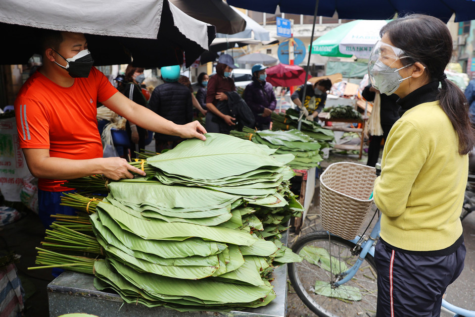 Các tiểu thương cũng như khách hàng luôn đảm bảo quy tắc đeo khẩu trang phòng dịch COVID-19. (Ảnh: Hoài Nam/Vietnam+)