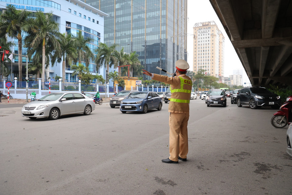 Trong bối cảnh thời tiết của dịp Tết Nguyên đán Nhâm Dần năm 2022 diễn biến khó lường, lực lượng chức năng khuyến cáo người dân nên lựa chọn những phương tiện thích hợp, chuẩn bị đầy đủ tư trang cần thiết để có chuyến về quê thuận lợi và an toàn. (Ảnh: PV/Vietnam+)